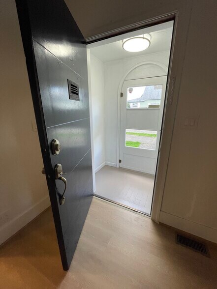 Building Photo - 501 Burnett Ave S