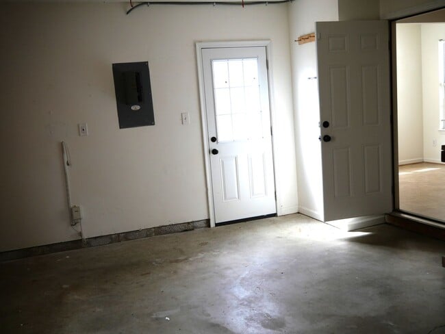 Building Photo - 113 Amelia Ct