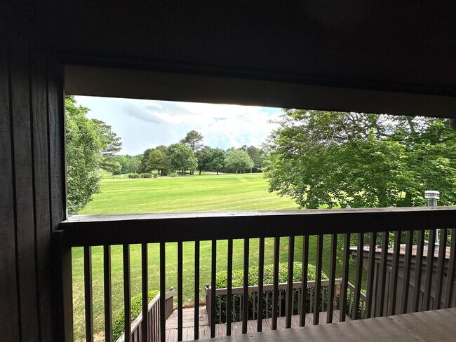 Building Photo - 3 BR 2 1/2 BA Townhome with Community Pool