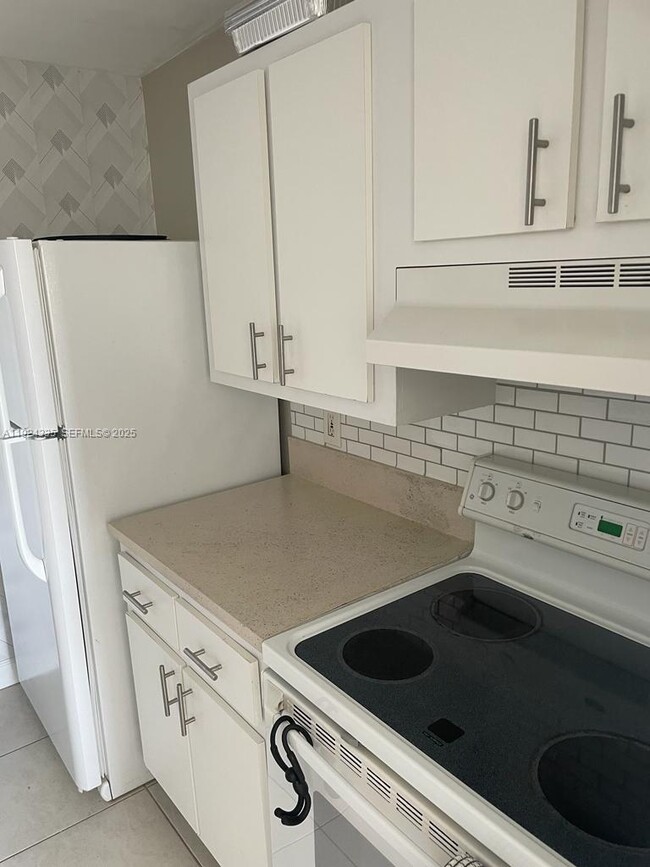 Building Photo - 2350 NE 135th St