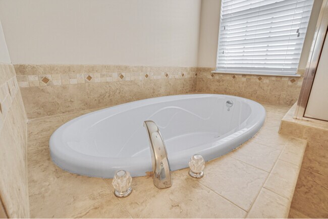 Building Photo - 9329 Lenox Pointe Dr