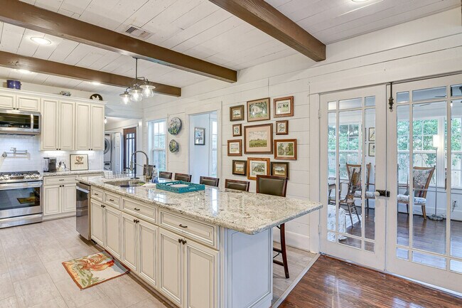 Building Photo - 5313 Palm Dr