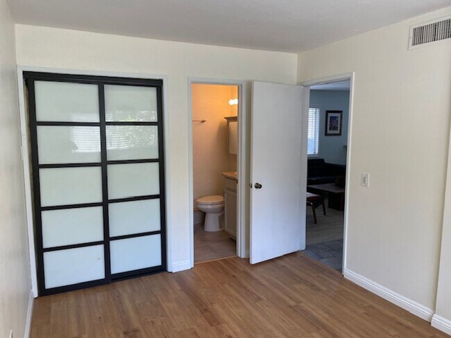 Building Photo - 2 BD 2 BA Condo in Intimate Gated Communit...