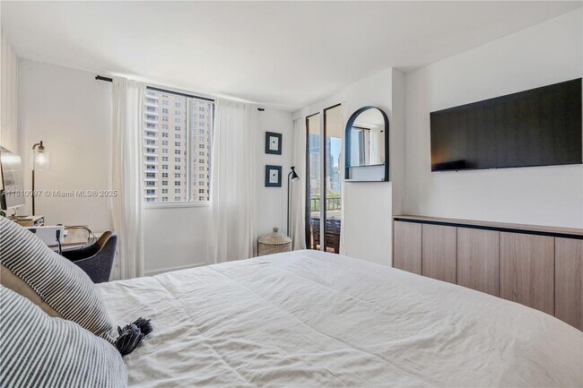 Building Photo - 520 Brickell Key Dr