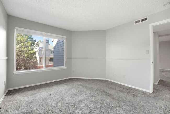 Building Photo - Charming 2 Bedroom Second Story Condo with easy access to everything!