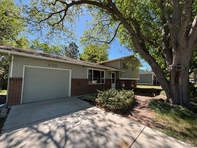 Building Photo - Close to CSU! 3 Bed Home with Fenced Yard & Garage