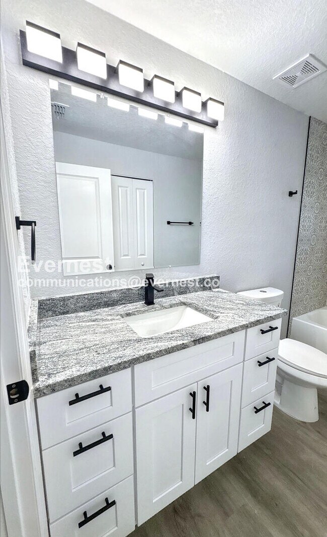 Building Photo - 4 Bed/2 Bath Home with Driveway / Availabl...