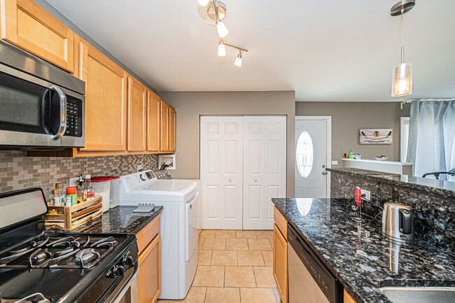 Building Photo - 1553 Cove Dr