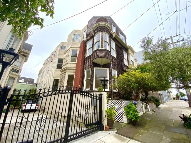 Primary Photo - SPACIOUS 4BR! Laundry IN-UNIT! Great Locat...