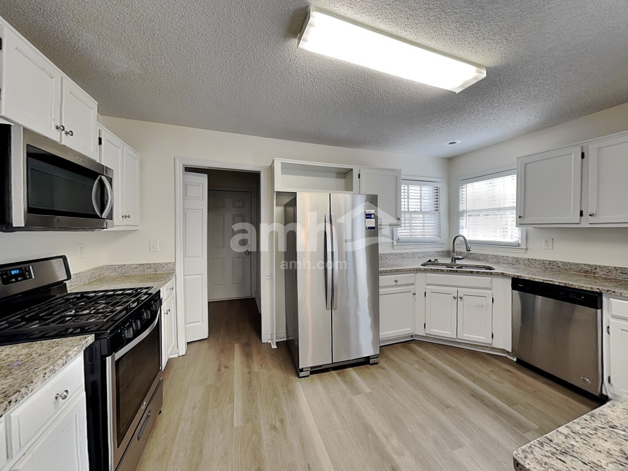 Building Photo - 3255 Dogwood Dr