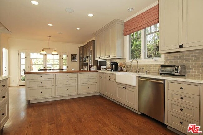 Building Photo - 427 12th St