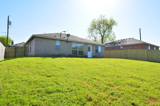 Building Photo - 510 E Nugent Ave