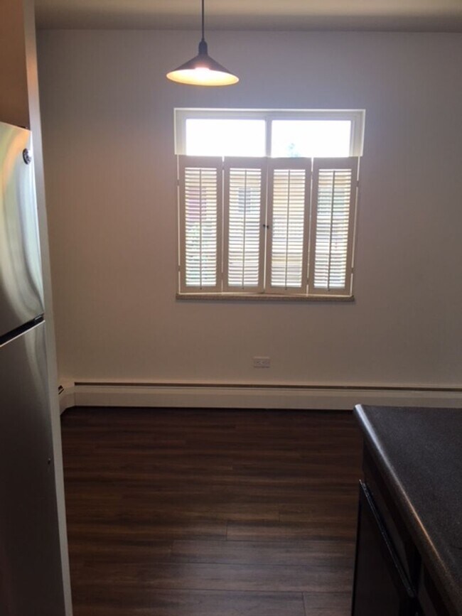 Building Photo - AMAZING LOCATION NEAR CAMPUS 2 Bed 1 Bath Condo-AVAILABLE NOW!