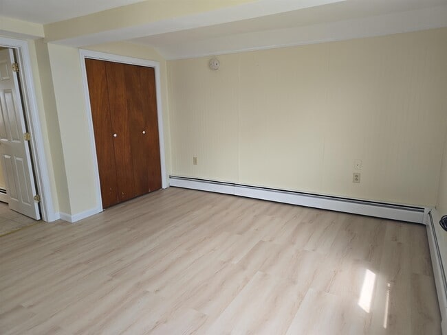 Building Photo - 165 S Main St