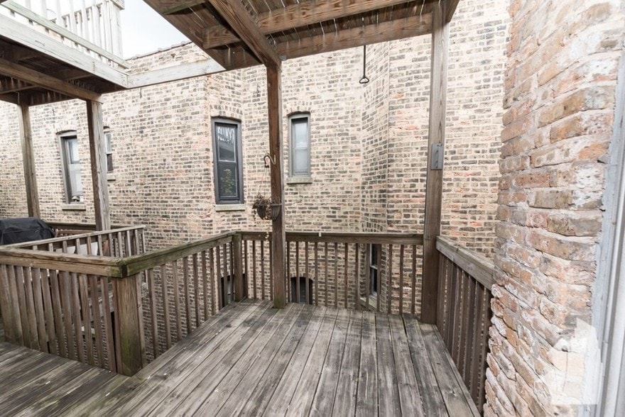 Building Photo - 915 W Waveland Ave