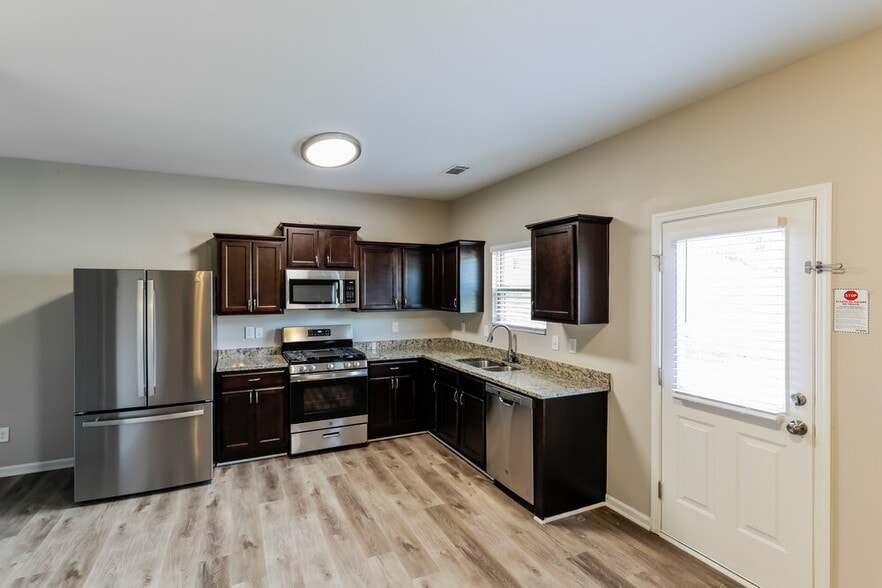 Building Photo - 531 Dianne Ct