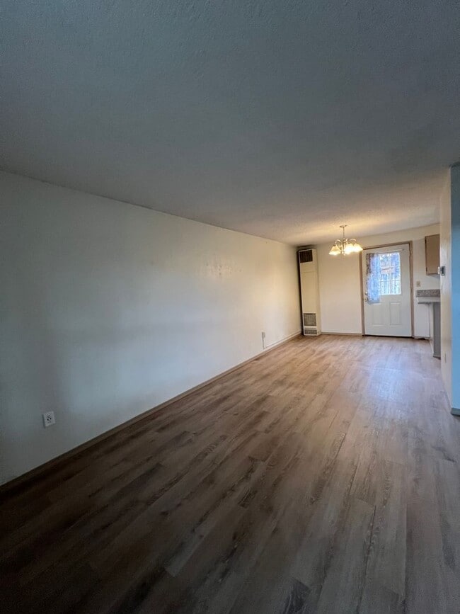 Building Photo - 2 Bedroom, 1.5 Bathroom - Upstairs/Downsta...