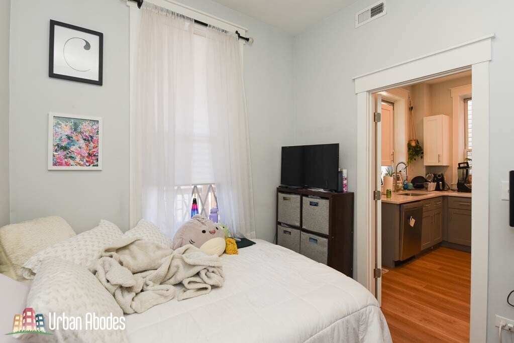 Building Photo - 870 W Buckingham Pl