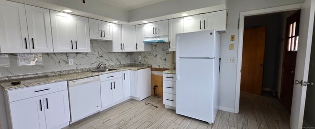 Building Photo - 54 Hallock St