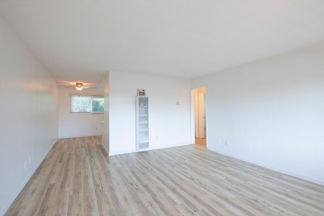 Building Photo - Large 2bd/1ba in Charming Complex