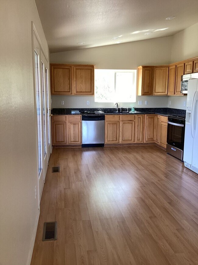 Building Photo - Charming Hillside Retreat in Prescott’s Highly Desirable Mountain Club