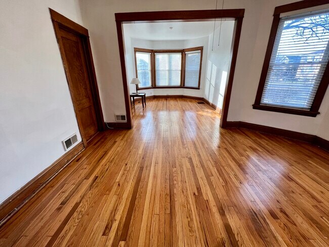 Building Photo - 2155 N Kilbourn Ave