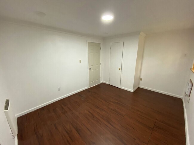 Building Photo - Chestnut Grove Village 17, 18, 19