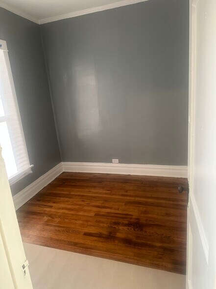 Room 1 - 7125 S Woodlawn Ave
