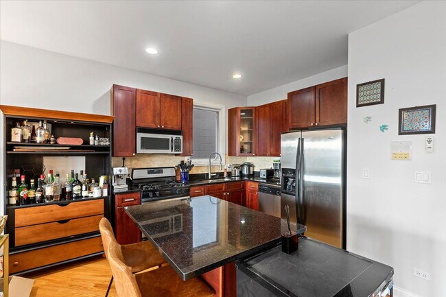 Primary Photo - 921 N Damen Ave