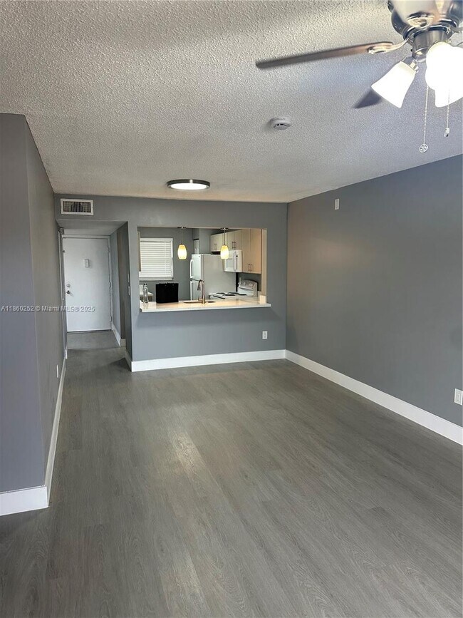 Building Photo - 862 NE 209th St