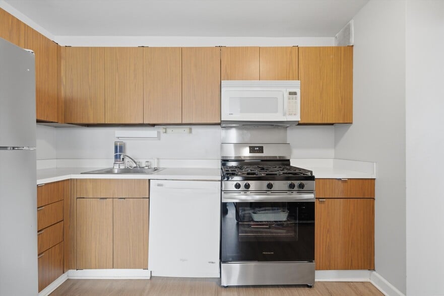 Building Photo - 2800 N Lake Shore Dr