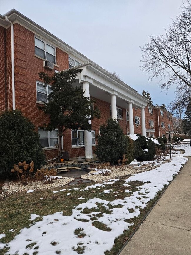 Building Photo - 570 Princeton St