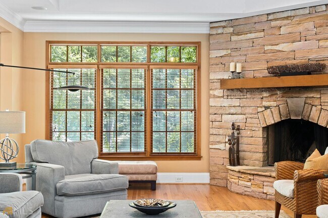 Building Photo - 521 Hollydale Ct NW