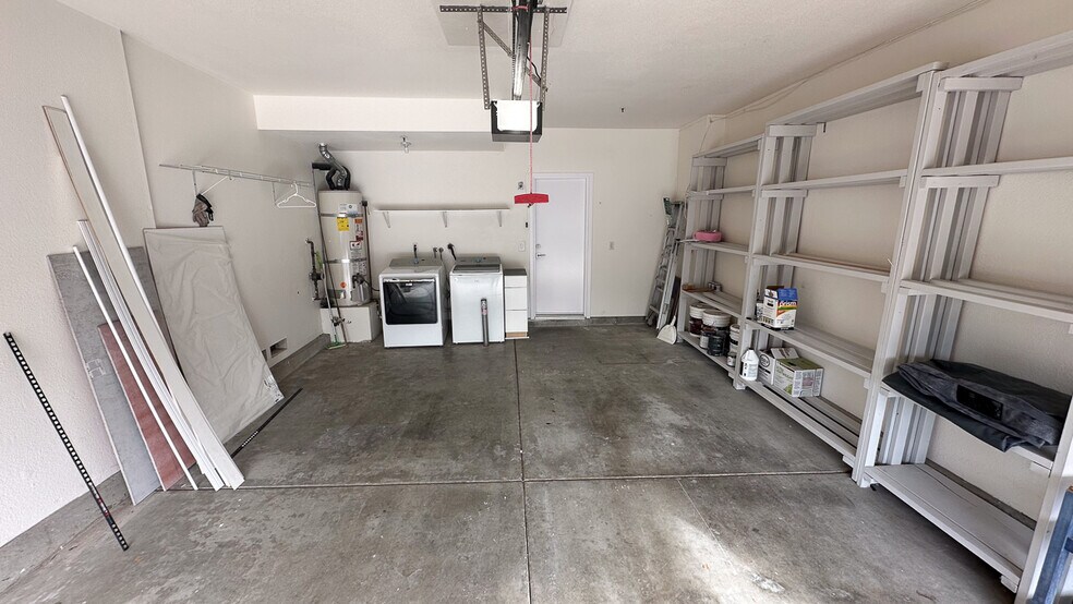 Building Photo - 608 Silver Berry Pl