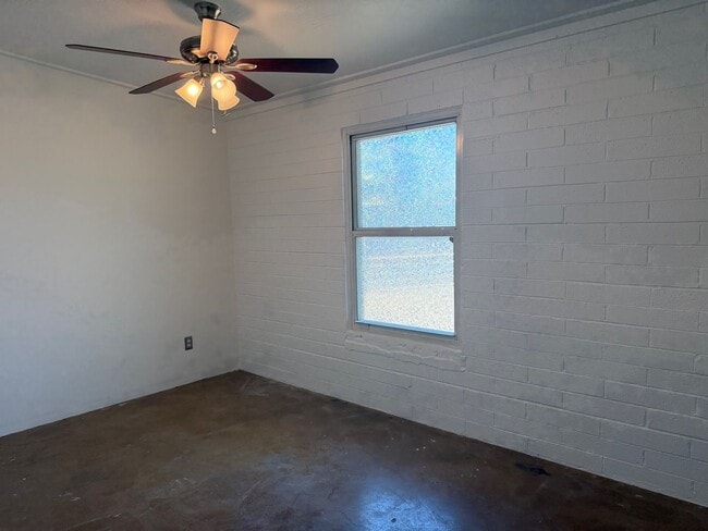 Building Photo - Adorable 2 bed + office/1 bath House with ...
