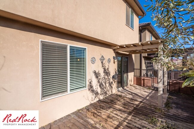Building Photo - 4 Bed/2.5 Bath Townhome in Desert Bluff!