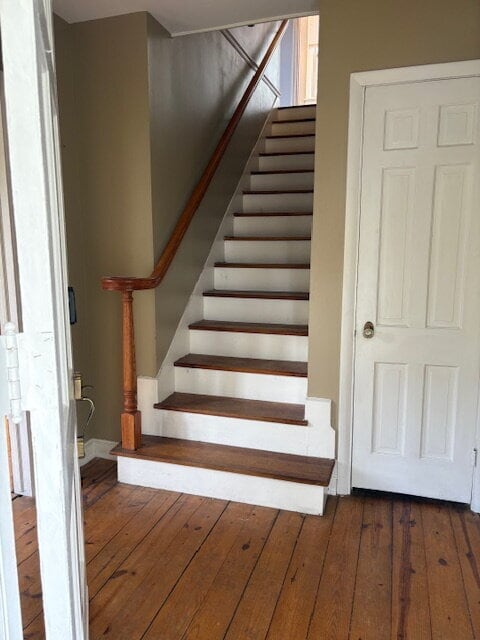 Building Photo - Hardwood floors and beautiful back yard in...