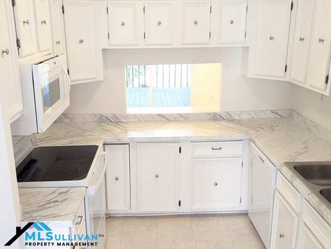 Building Photo - 4100-4105 Five Oaks Dr