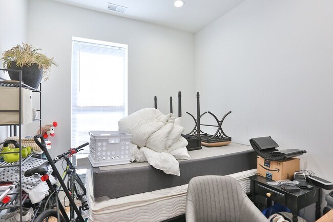 Building Photo - Video Tour- Great 3 Bedroom, 1 Bath Apartment. Located in Wicker Park/Bucktown near the Division ...