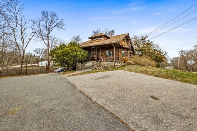 Building Photo - 328 East St