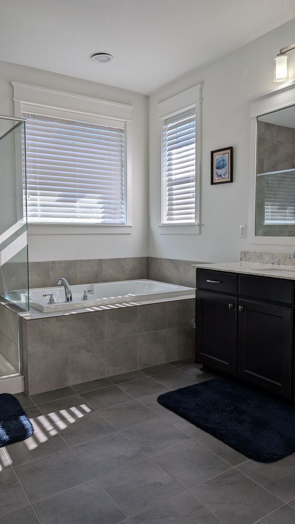 Building Photo - Beautiful 4 Bedroom Bothell Home