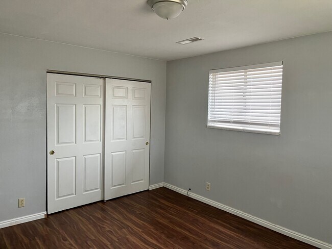 Building Photo - 326 W 4 Plex