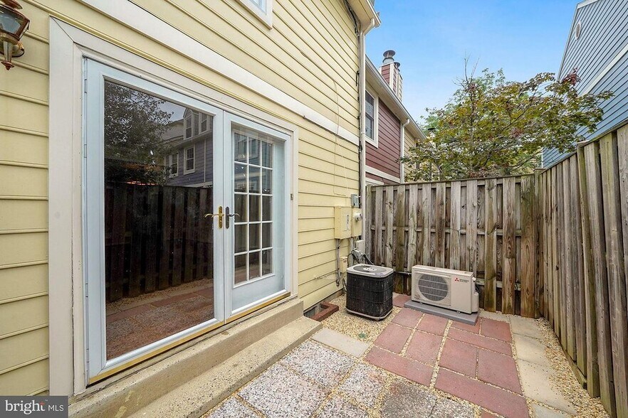 Building Photo - 1122 N Utah St