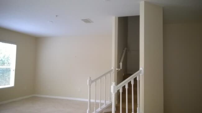 Building Photo - Spacious 3 Bed, 2.5 Bath Townhome with 2-C...