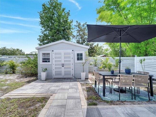 Building Photo - 4754 Lake Shore Dr