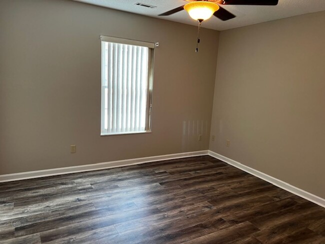 Building Photo - Maryville 37804 - 2 bedroom 2 bath condo -...