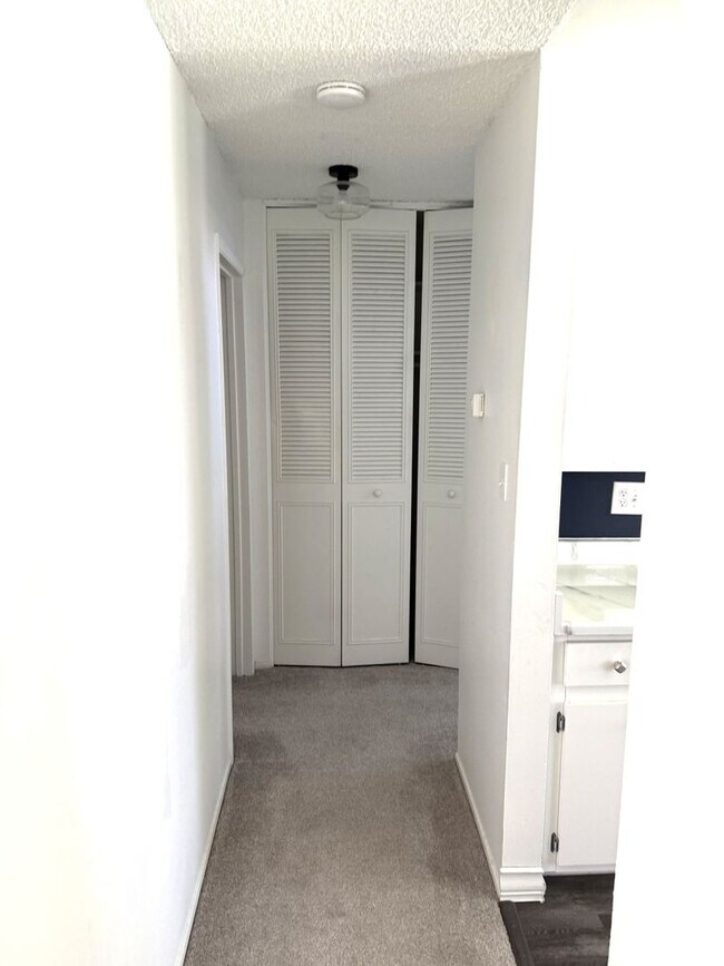 Building Photo - Charming One-Bedroom Condo in Prime Concor...