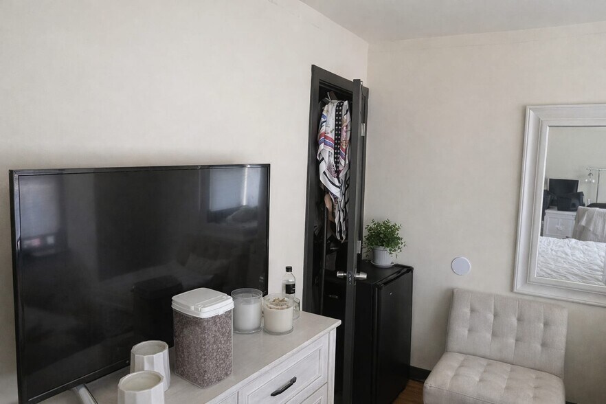 Building Photo - 1829 N Bouvier St