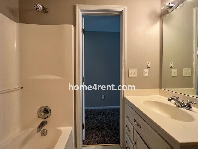 Building Photo - Wonderful Northland Home w/ Hardwood Floors and Plenty of Space!!