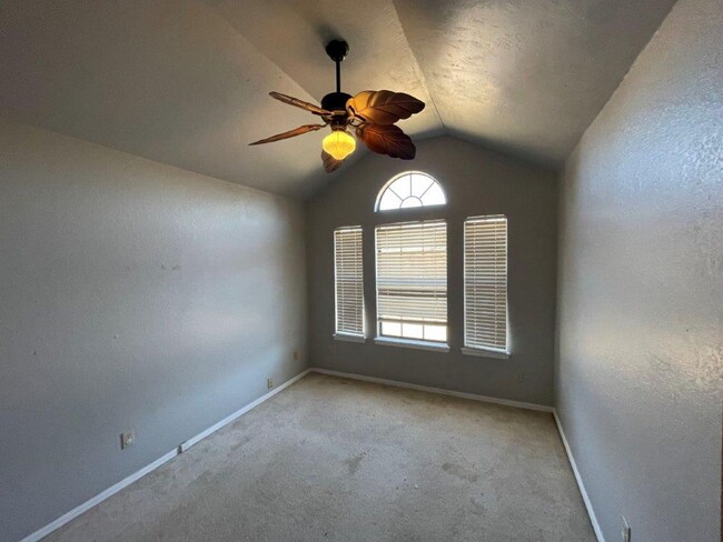 Building Photo - 3 bed in Edmond schools, great location wi...